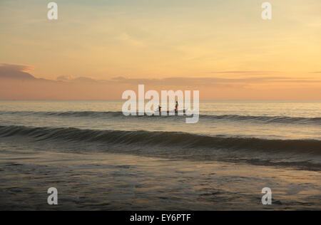 Lokale Fischer von Sabang Beach, Ballenpresse auf den Philippinen. Stockfoto