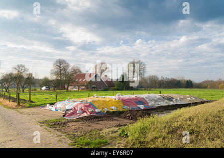 Silage-Essen mit bunten Plastik bedeckt Stockfoto