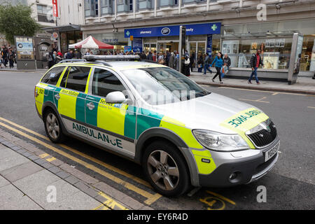 West Midlands Krankenwagen Sanitäter schnelle Reaktion Servicefahrzeug im Stadtzentrum von Birmingham UK Stockfoto