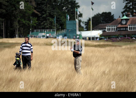 Sunningdale, UK. 22. Juli 2015. Angel Franco von Paraguay spielt aus dem Rough am ersten Loch während des Trainings für die Senior Open Championship im Sunningdale Golf Club am 22. Juli 2015 in Sunningdale, England Credit: David Partridge / Alamy Live News Stockfoto