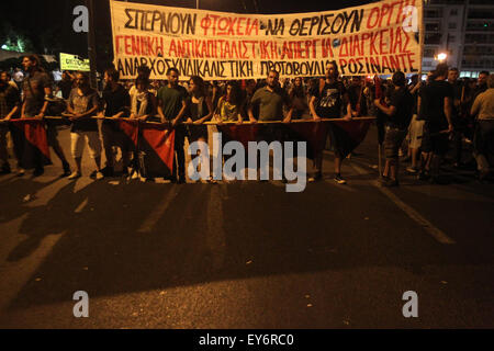 Athen, Griechenland. 22. Juli 2015. Demonstranten teilzunehmen Anti-Rettungsaktion Rallye in Athen, Griechenland, 22. Juli 2015. Griechische Parlament wird voraussichtlich Anfang Juli 23 auf einem Omnibus Rechnung mit der zweiten Packung von Reformen, die unter das neue Rettungspaket-Deal zwischen Athen und seinen internationalen Gläubigern abstimmen. Bildnachweis: Marios Lolos/Xinhua/Alamy Live-Nachrichten Stockfoto