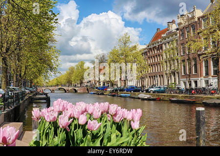 Amsterdamer Kanal mit typisch holländischen Häuser und Boote. Stockfoto