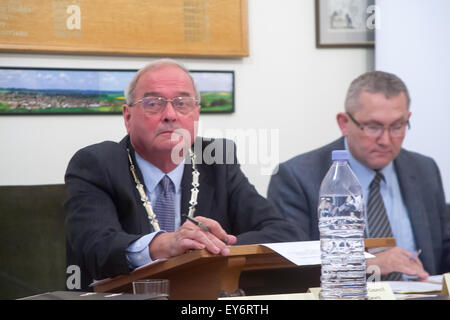 Oakham, UK. 22. Juli 2015. Vorsitzender des Oakham Stadtrat und Bürgermeister von Oakham, Stadtrat Alf Dewis konfrontiert Behauptungen von Mobbing, unsachgemäße Buchhaltung, Betrug, und bringt den Rat in Verruf geraten, in einer außerordentlichen Sitzung des Rates voll wenn er ein Misstrauensvotum konfrontiert durch Stadtrat Martin Brookes vorgeschlagen. Gab es keine Seconders für den Vorschlag und so Cllr Dewis hat gesiegt und ist immer noch der Vorsitzende des Oakham Stadtrat. Bildnachweis: Jim Harrison/Alamy Live-Nachrichten Stockfoto