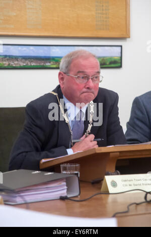Oakham, UK. 22. Juli 2015. Vorsitzender des Oakham Stadtrat und Bürgermeister von Oakham, Stadtrat Alf Dewis konfrontiert Behauptungen von Mobbing, unsachgemäße Buchhaltung, Betrug, und bringt den Rat in Verruf geraten, in einer außerordentlichen Sitzung des Rates voll wenn er ein Misstrauensvotum konfrontiert durch Stadtrat Martin Brookes vorgeschlagen. Gab es keine Seconders für den Vorschlag und so Cllr Dewis hat gesiegt und ist immer noch der Vorsitzende des Oakham Stadtrat. Bildnachweis: Jim Harrison/Alamy Live-Nachrichten Stockfoto