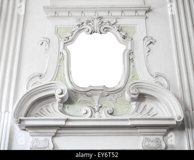 Das Ornament der eine Kamin-Haube in einer venezianischen Neo klassische Villa geeignet als Frame oder Grenze. Stockfoto