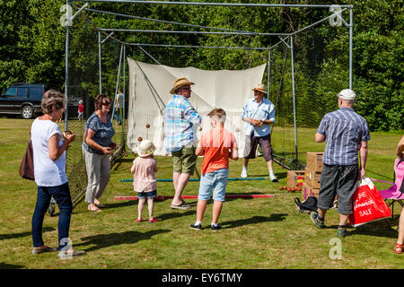 Coconut Shy, Withyham Dorffest, Withyham, Sussex, UK Stockfoto