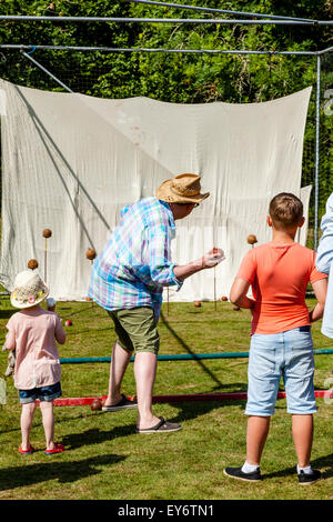 Coconut Shy, Withyham Dorffest, Withyham, Sussex, UK Stockfoto