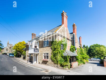 Die Eichel Inn, ein Country-Pub in Evershot, einem kleinen Dorf in Dorset, Südwest-England, im Sommer mit einem klaren blauen Himmel Stockfoto