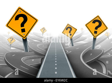 Lösung und Strategie Weg Fragen und klare Planung für Ideen in Unternehmensführung mit ein gerader Weg zum Erfolg, die Wahl des richtigen strategischen Plans mit gelben Verkehrszeichen schneiden durch ein Labyrinth von Autobahnen. Stockfoto
