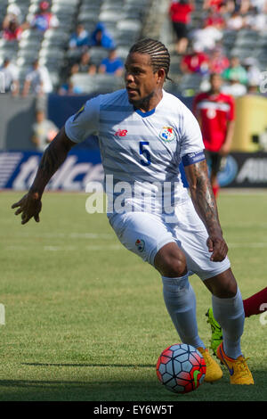 Erfüllt Leben Stadium, East Rutherford, NJ, USA. 19. Juli 2015. Panama-Verteidiger Roman Torres (5) spielt den Ball während des Viertelfinales der CONCACAF Gold Cup-Match zwischen & Tobago Trinidad und Panama an Met Life Stadium, East Rutherford, NJ. Obligatorische Credit: Kostas Lymperopoulos/CSM/Alamy Live-Nachrichten Stockfoto