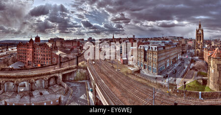 Panorama Blick auf Newcastle Upon Tyne Central Station erschossen in HDR auf einen trüben Sommer tagsüber aus dem Schloss halten Stockfoto