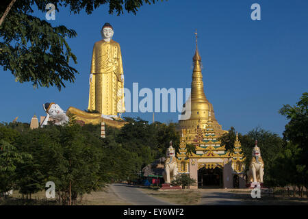 Bodhi Tahtaung Pagode, die größte stehende und liegende Buddha in der Welt, caused Stockfoto