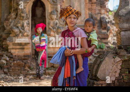Birmanischen Frauen verkaufen handgewebte Schals am Inn Thein Stiftsruine, Myanmar Stockfoto