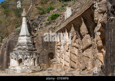 Buddha-Figuren in Relief aus Sandstein Hügel Shweba Taung Höhle caused geschnitzt Stockfoto