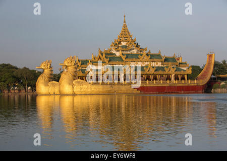 Drachenboot Karaweik Palace auf Kandaw Gyi See, Yangon, Myanmar Stockfoto