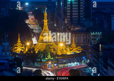 Sule-Pagode in der Nacht von Sakura Tower Sky Bar, Yangon, Myanmar Stockfoto