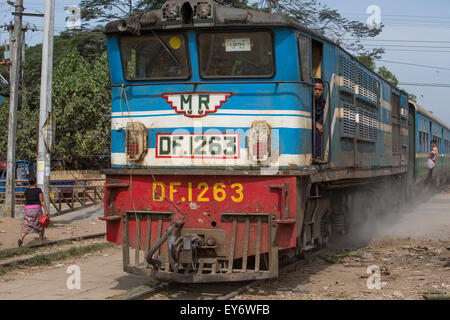 Diesel Ring-Zug in Yangon, Myanmar Stockfoto