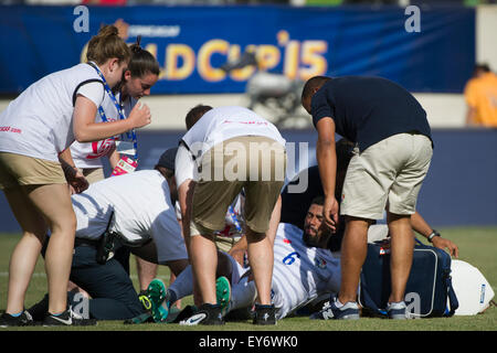 Erfüllt Leben Stadium, East Rutherford, NJ, USA. 19. Juli 2015. Panama Mittelfeldspieler Gabriel Gomez (6) erhält die ärztliche Hilfe während des Viertelfinales der CONCACAF Gold Cup-Match zwischen & Tobago Trinidad und Panama an Met Life Stadium, East Rutherford, NJ. Obligatorische Credit: Kostas Lymperopoulos/CSM/Alamy Live-Nachrichten Stockfoto