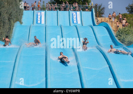 Mogyorod, Budapest. 22. Juli 2015. Junge Menschen genießen eine Wasserrutsche in der Sommerhitze im Aquarena Wasserpark in Mogyorod, in der Nähe von Budapest, Ungarn am 22. Juli 2015. Bildnachweis: Attila Volgyi/Xinhua/Alamy Live-Nachrichten Stockfoto