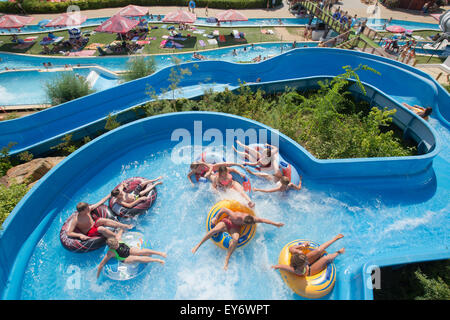 Mogyorod, Budapest. 22. Juli 2015. Junge Menschen genießen eine Wasserrutsche in der Sommerhitze im Aquarena Wasserpark in Mogyorod, in der Nähe von Budapest, Ungarn am 22. Juli 2015. Bildnachweis: Attila Volgyi/Xinhua/Alamy Live-Nachrichten Stockfoto