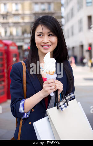 junge Touristen genießen ein Eis in London Stockfoto