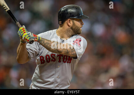 Houston, TX, USA. 22. Juli 2015. Boston Red Sox erster Basisspieler Mike Napoli (12) Fledermäuse während der 5. Inning der Major League Baseball-Spiel zwischen der Houston Astros und den Boston Red Sox im Minute Maid Park in Houston, Texas. Trask Smith/CSM/Alamy Live-Nachrichten Stockfoto