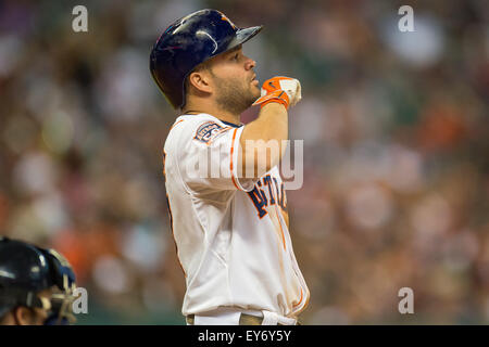 Houston, TX, USA. 22. Juli 2015. Houston Astros zweiter Basisspieler Jose Altuve (27) bereitet sich während der 5. Inning ein Hauptliga-Baseball-Spiel zwischen der Houston Astros und den Boston Red Sox im Minute Maid Park in Houston, TX bat. Trask Smith/CSM/Alamy Live-Nachrichten Stockfoto