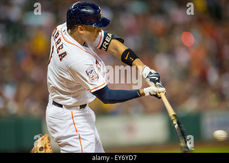 Houston, TX, USA. 22. Juli 2015. Houston Astros Shortstop Carlos Correa (1) trifft ein einzelnes während der 5. Inning ein Hauptliga-Baseball-Spiel zwischen der Houston Astros und den Boston Red Sox im Minute Maid Park in Houston, Texas. Trask Smith/CSM/Alamy Live-Nachrichten Stockfoto