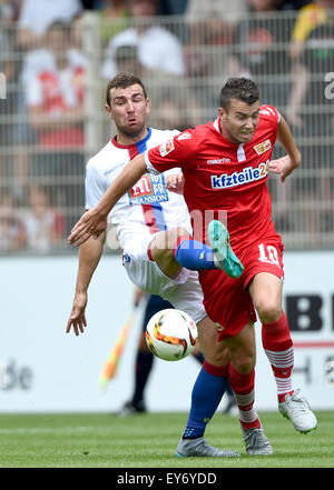 Berlin, Deutschland. 18. Juli 2015. Datei - zeigt ein Datei-Bild zur Verfügung gestellt, am 22. Juli 2015 Berlins Dennis Daube (R) und James McArthur des Crystal Palace in Aktion während der deutschen Bundesliga-Spiel zwischen Union Berlin und Crystal Palace in Berlin, Deutschland, 18. Juli 2015. Foto: SOEREN STACHE/Dpa/Alamy Live News Stockfoto