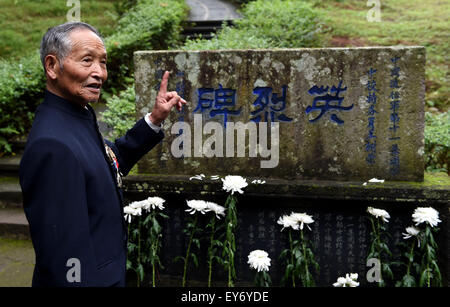 Tengchong, chinesischen Provinz Yunnan. 21. Juli 2015. Lu Caiwen, 90 Jahre Alter Veteran, trauert um seinen toten Kameraden des chinesischen Expeditionskorps gestorben beim Kampf gegen die japanische Armee im zweiten Weltkrieg in Myanmar, in einen Märtyrer Friedhof in Tengchong, einer Grenzstadt im Südwesten der chinesischen Provinz Yunnan, 21. Juli 2015. Der Friedhof entstand 1945 verstorbene Soldaten des chinesischen Expeditionskorps zu Ehren, die Tengchong von japanischen Truppen zurückerobert. © Lin Yiguang/Xinhua/Alamy Live-Nachrichten Stockfoto