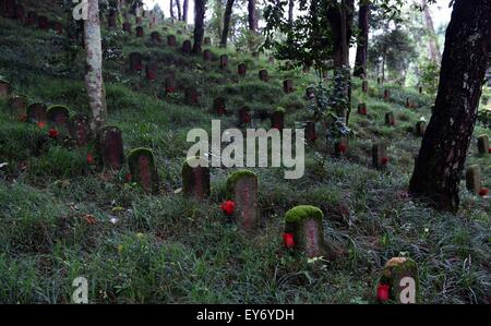 Tengchong. 21. Juli 2015. Foto aufgenommen am 21. Juli 2015 zeigt die Gräber der verstorbenen Soldaten des chinesischen Expeditionskorps, starb während des Kampfes der japanischen Armee im zweiten Weltkrieg in Myanmar, in einen Märtyrer Friedhof in Tengchong, einer Grenzstadt im Südwesten der chinesischen Provinz Yunnan. Der Friedhof entstand 1945 verstorbene Soldaten des chinesischen Expeditionskorps zu Ehren, die Tengchong von japanischen Truppen zurückerobert. © Lin Yiguang/Xinhua/Alamy Live-Nachrichten Stockfoto