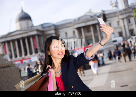 junge chinesische Touristen nehmen ein Selbstporträt in london Stockfoto