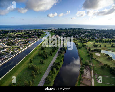 Luftaufnahme des Lake Pontchartrain aus New Orleans City Park. Stockfoto