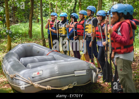 Jugendliche vorzubereiten für Wildwasser-rafting Ausbildung. Stockfoto