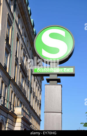 Brandenburger Tor S-Bahn-Zeichen auf der Straße in Berlin an einem sonnigen Tag Stockfoto