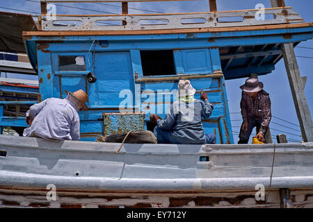Thailand kommerzielle Fischerboote, die in einem Bootshof renoviert werden. Thailand S. E. Asien Stockfoto