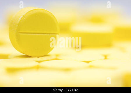 Apotheke-Thema, Haufen von gelb Runde Medizin Tablette Antibiotika Pillen. Flachen DOF Stockfoto