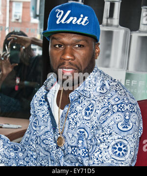 Philadelphia, Pennsylvania, USA. 22. Juli 2015. US-amerikanischer Rapper Curtis "50 Cent" Jackson unterschreibt EFFEN Wodkaflaschen auf Wein & gute Geister Premium Collection Store am 22. Juli 2015 in Philadelphia, Pennsylvania, Vereinigte Staaten von Amerika. Bildnachweis: Paul Froggatt/Alamy Live-Nachrichten Stockfoto