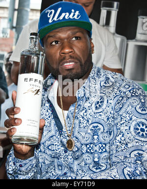 Philadelphia, Pennsylvania, USA. 22. Juli 2015. US-amerikanischer Rapper Curtis "50 Cent" Jackson unterschreibt EFFEN Wodkaflaschen auf Wein & gute Geister Premium Collection Store am 22. Juli 2015 in Philadelphia, Pennsylvania, Vereinigte Staaten von Amerika. Bildnachweis: Paul Froggatt/Alamy Live-Nachrichten Stockfoto