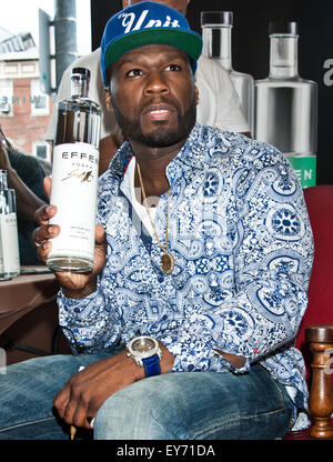 Philadelphia, Pennsylvania, USA. 22. Juli 2015. US-amerikanischer Rapper Curtis "50 Cent" Jackson unterschreibt EFFEN Wodkaflaschen auf Wein & gute Geister Premium Collection Store am 22. Juli 2015 in Philadelphia, Pennsylvania, Vereinigte Staaten von Amerika. Bildnachweis: Paul Froggatt/Alamy Live-Nachrichten Stockfoto