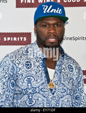 Philadelphia, Pennsylvania, USA. 22. Juli 2015. US-amerikanischer Rapper Curtis "50 Cent" Jackson unterschreibt EFFEN Wodkaflaschen auf Wein & gute Geister Premium Collection Store am 22. Juli 2015 in Philadelphia, Pennsylvania, Vereinigte Staaten von Amerika. Bildnachweis: Paul Froggatt/Alamy Live-Nachrichten Stockfoto