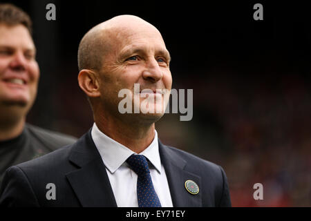 Portland, Oregon, USA. 22. Juli 2015. Dornen Cheftrainer PAUL RILEY vor dem Spiel zusieht. Die Portland Dornen FC spielen die Seattle Reign FC in Providence Park am 22. Juli 2015. Bildnachweis: ZUMA Press, Inc./Alamy Live-Nachrichten Stockfoto