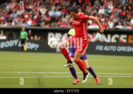 Portland, Oregon, USA. 22. Juli 2015. CHRISTINE SINCLAIR (12) steuert den Ball. Die Portland Dornen FC spielen die Seattle Reign FC in Providence Park am 22. Juli 2015. Bildnachweis: ZUMA Press, Inc./Alamy Live-Nachrichten Stockfoto