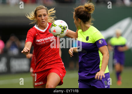 Portland, Oregon, USA. 22. Juli 2015. ALLIE LONG (10) kämpfen um den Ball. Die Portland Dornen FC spielen die Seattle Reign FC in Providence Park am 22. Juli 2015. Bildnachweis: ZUMA Press, Inc./Alamy Live-Nachrichten Stockfoto