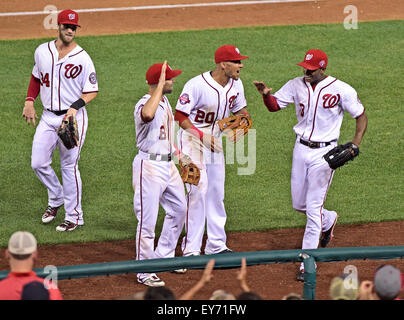 Washington Nationals linker Feldspieler Michael Taylor (3), Recht, feiert mit seinen Teamkollegen Washington Nationals Recht Fielder Bryce Harper (34), zweiter Basisspieler Danny Espinosa (8) und Shortstop Ian Desmond (20) nach machen einen großen Fang im Outfield der Mets Hälfte des fünften Inning bei Nationals Park in Washington, DC am Montag, 20. Juli 2015 enden. Die Staatsangehörigen gewann 7: 2. Bildnachweis: Ron Sachs/CNP (Einschränkung: NO New York oder New Jersey Zeitungen oder Zeitschriften in einem Umkreis von 75 Meilen von New York City) - NO-Draht-Dienst - Stockfoto