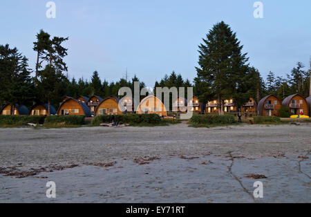 Holzhütten von Ocean Village Resort in Tofino, BC, Kanada, bei Sonnenuntergang.  Am Mackenzie Beach. Stockfoto