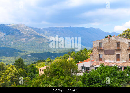 Korsische Landschaft, alte Steinhäuser und Bergen am Horizont. Zonza, Korsika, Frankreich Stockfoto