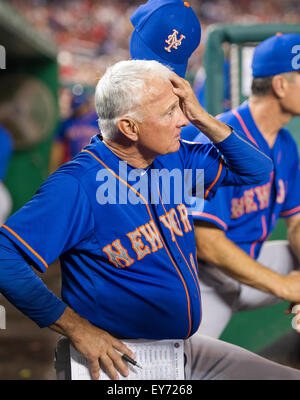 New York Mets Manager Terry Collins (10) Uhren achten Inning gegen die Washington Nationals am Nationals Park in Washington, DC auf Montag, 20. Juli 2015. Die Staatsangehörigen gewann 7: 2. Bildnachweis: Ron Sachs/CNP (Einschränkung: NO New York oder New Jersey Zeitungen oder Zeitschriften in einem Umkreis von 75 Meilen von New York City) - NO-Draht-Dienst - Stockfoto