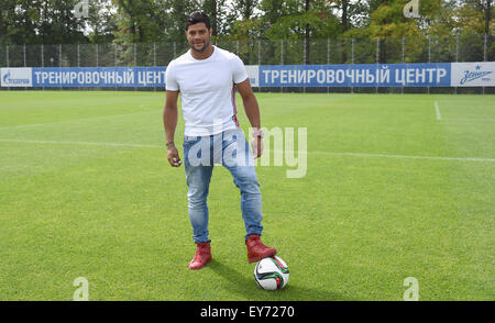 St. Petersburg, Russland. 20. Juli 2015. Brasilianische Nationalspieler und Spieler von FC Zenit St. Petersburg, Hulk, posiert für die Fotografen auf dem Trainingsgelände in St. Petersburg, Russland, 20. Juli 2015. Rassistische Kommentare sind Teil des täglichen Lebens im russischen Fußball, sagte Hulk. "Das passiert bei jedem Spiel. Früher habe ich wütend. Heute Blase ich den Anhänger Küsse, der Stürmer sagte am Montag. Foto: Marcus Brandt/Dpa/Alamy Live News Stockfoto