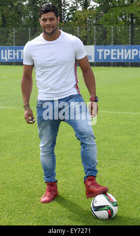 St. Petersburg, Russland. 20. Juli 2015. Brasilianische Nationalspieler und Spieler von FC Zenit St. Petersburg, Hulk, posiert für die Fotografen auf dem Trainingsgelände in St. Petersburg, Russland, 20. Juli 2015. Rassistische Kommentare sind Teil des täglichen Lebens im russischen Fußball, sagte Hulk. "Das passiert bei jedem Spiel. Früher habe ich wütend. Heute Blase ich den Anhänger Küsse, der Stürmer sagte am Montag. Foto: Marcus Brandt/Dpa/Alamy Live News Stockfoto